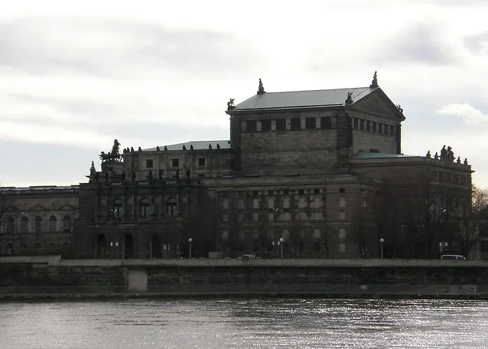 Bellevue Apartment *