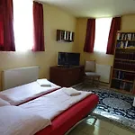 Bellevue Apartment *